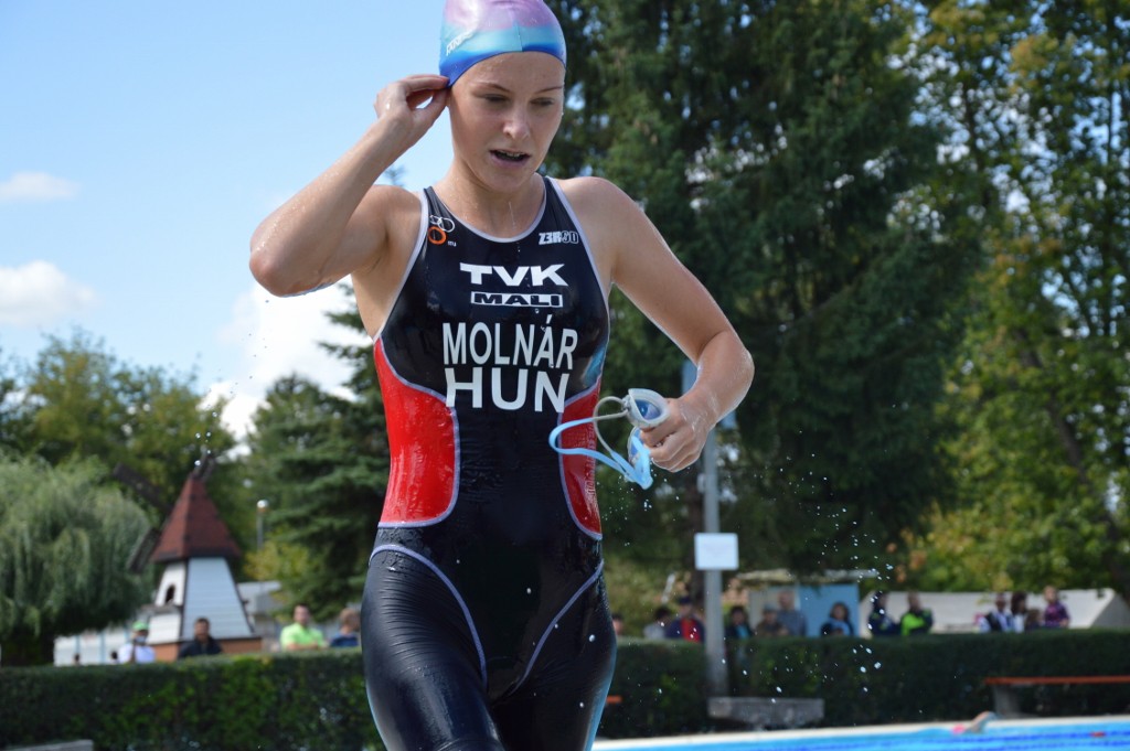 Molnár Sára az V. korcsoport női győztese hagyja el a medencét (Fotó: Munkácsi Norbert, ozd.hu) 